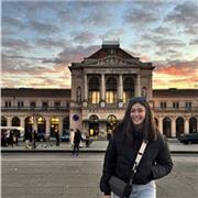 Chica comprometida y responsable con formación en
Educación Infantil.